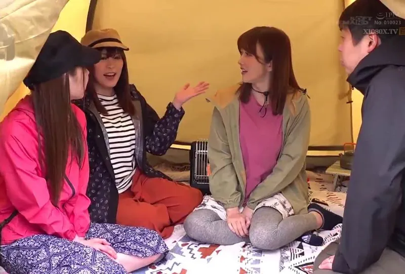 Chuyện lạ đời, gã chồng thay vợ đi cắm trại với mấy cô bạn của người vợ ở khu phố…